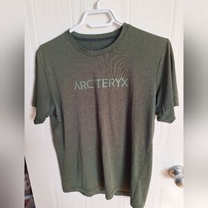 Arc'teryx Men's Green T-Shirt